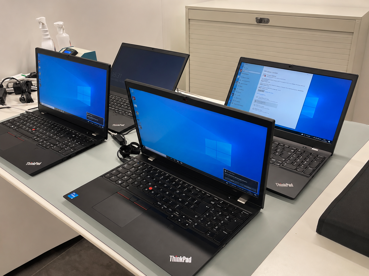 Meerdere laptops klaar voor installatie en configuratie