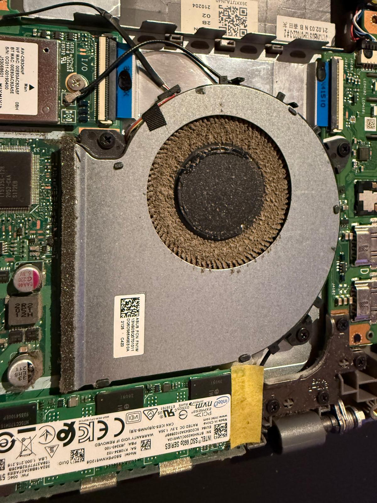 Laptopventilator met zichtbare stofophoping vóór het onderhoud.
