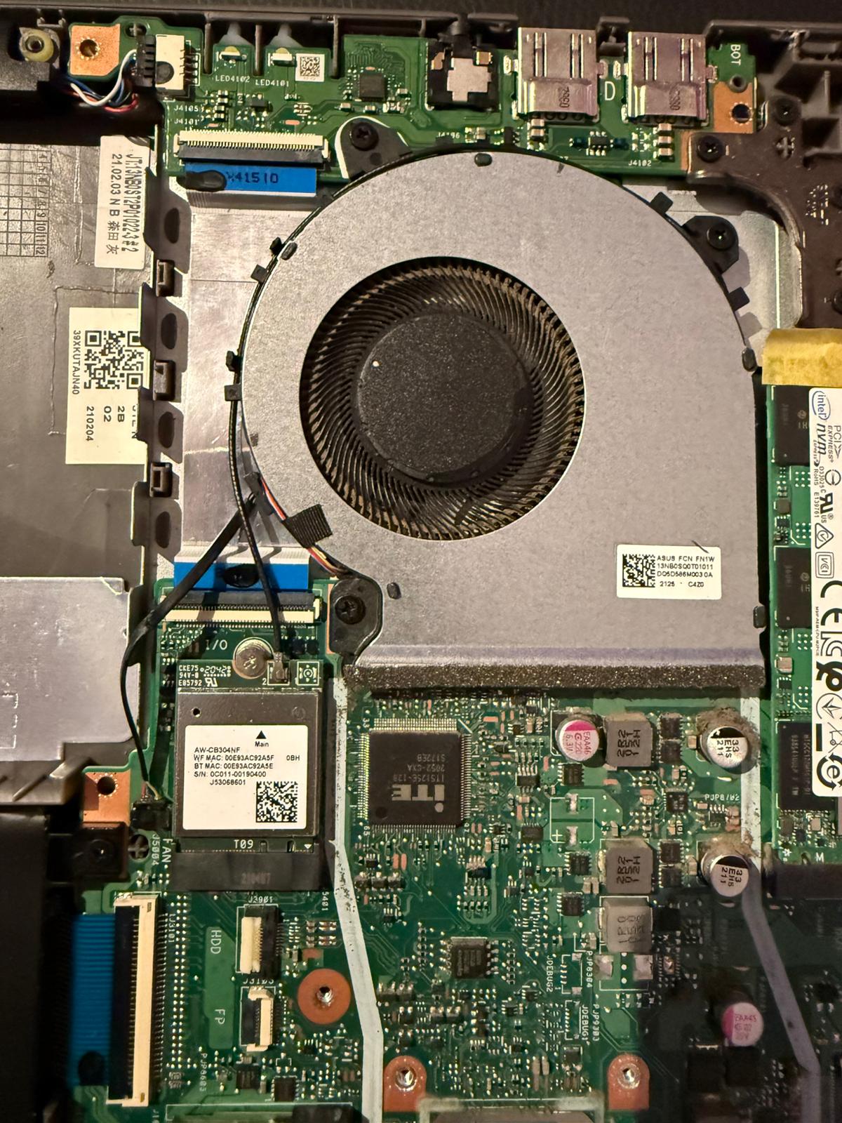 Laptop na interne reiniging en herassemblage.
