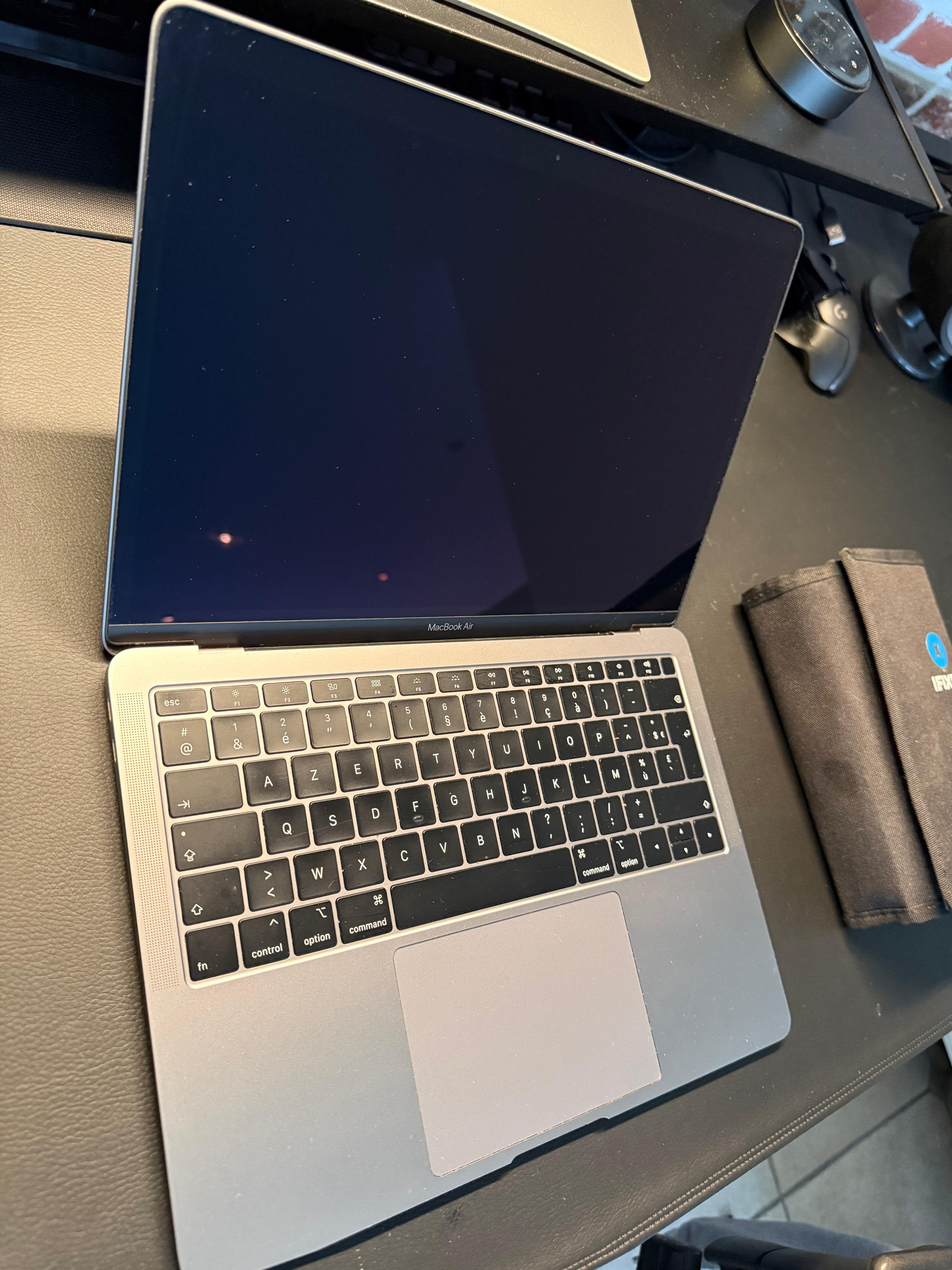MacBook na de herstelling op een werktafel.